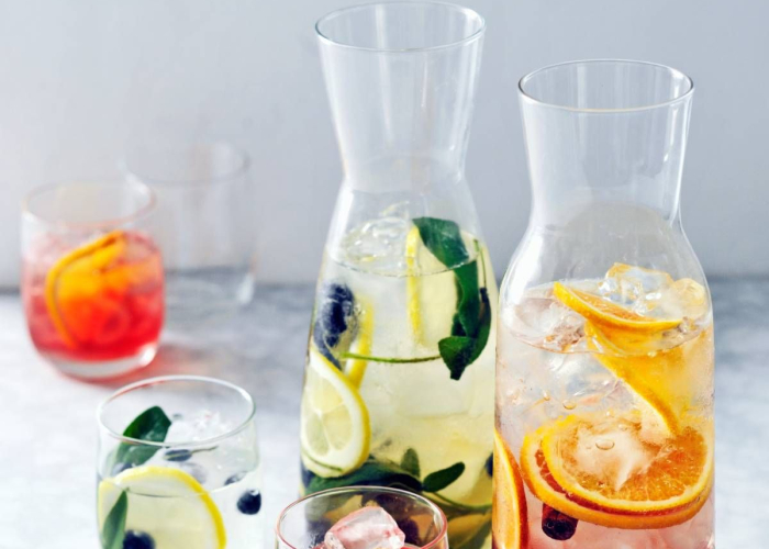 Verfrissende groene thee-limonade met salie, citroen en blauwe bessen