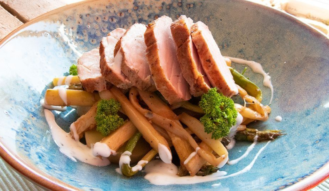 Asperges met varkenshaas en peper-yoghurt