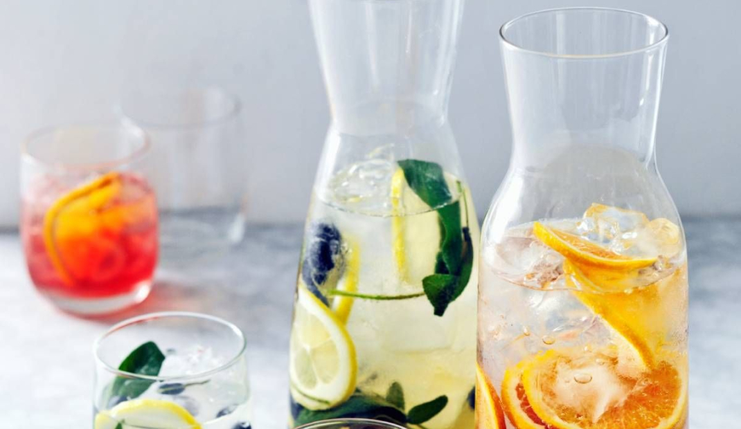 Verfrissende groene thee-limonade met salie, citroen en blauwe bessen