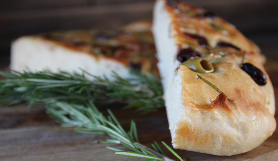 Focaccia met olijf en rozemarijn
