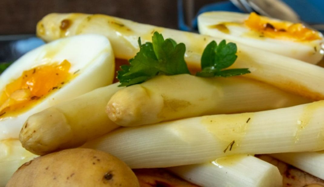 Witte asperges met beenham, krieltjes en ei