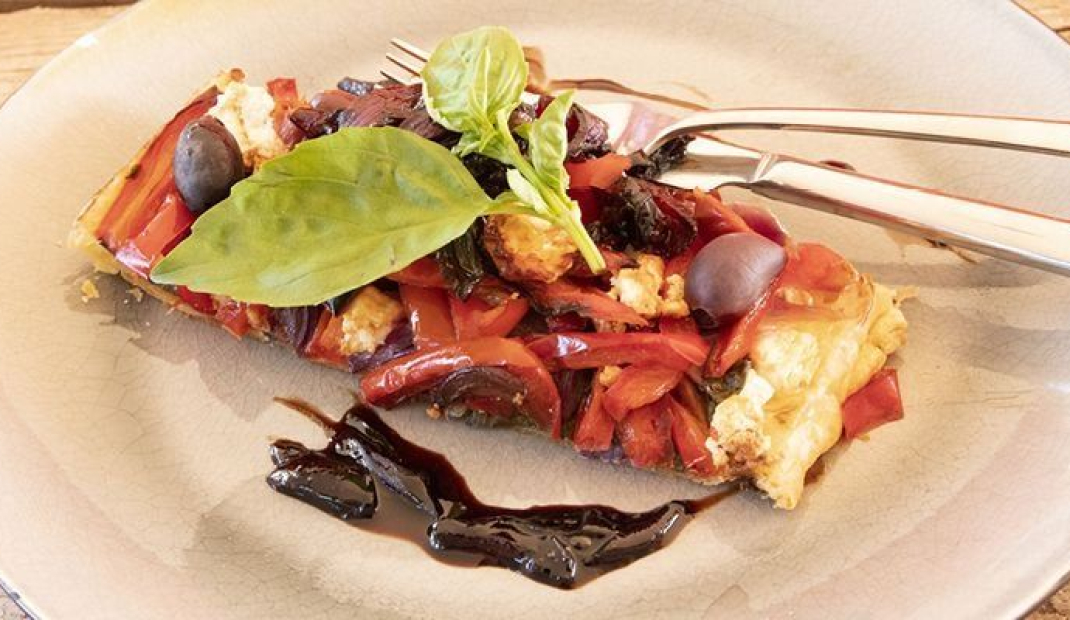 Hartige tarte tatin van groente en geitenkaas