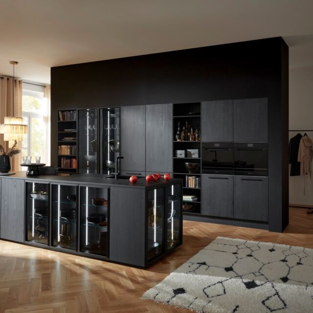 Interliving3150_modern-zwarte-houten-keukenkastenwand.jpg
