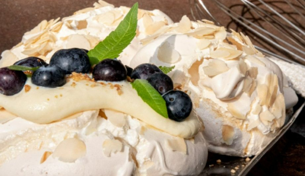 Pavlova met blauwe bessen en bakkersroom