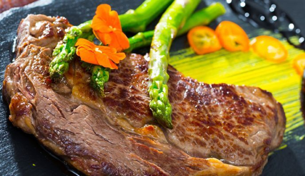 Entrecote van de grill met groene groenten