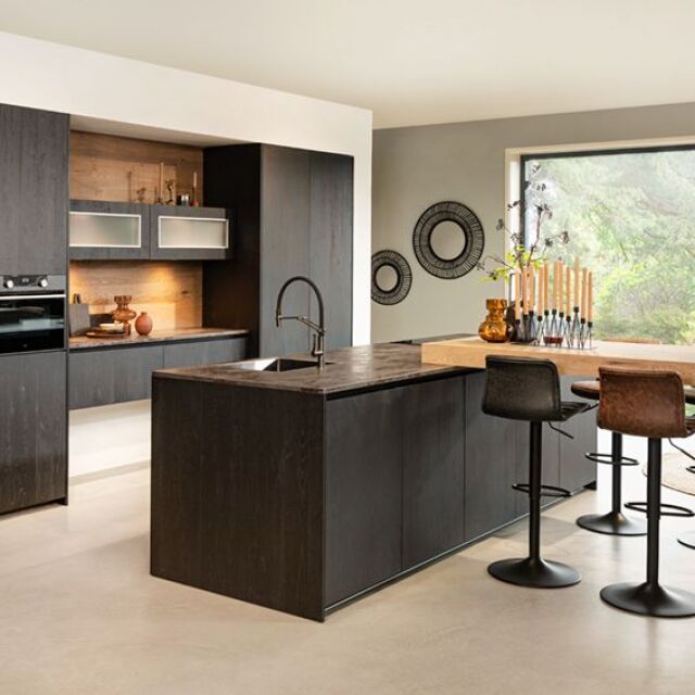 Atelier-Deco-zwart-parallelkeuken-eiland.jpg